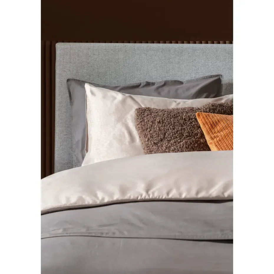 Boxspring Liv egaal - lichtgrijs - 140x200 cm - slanke poot