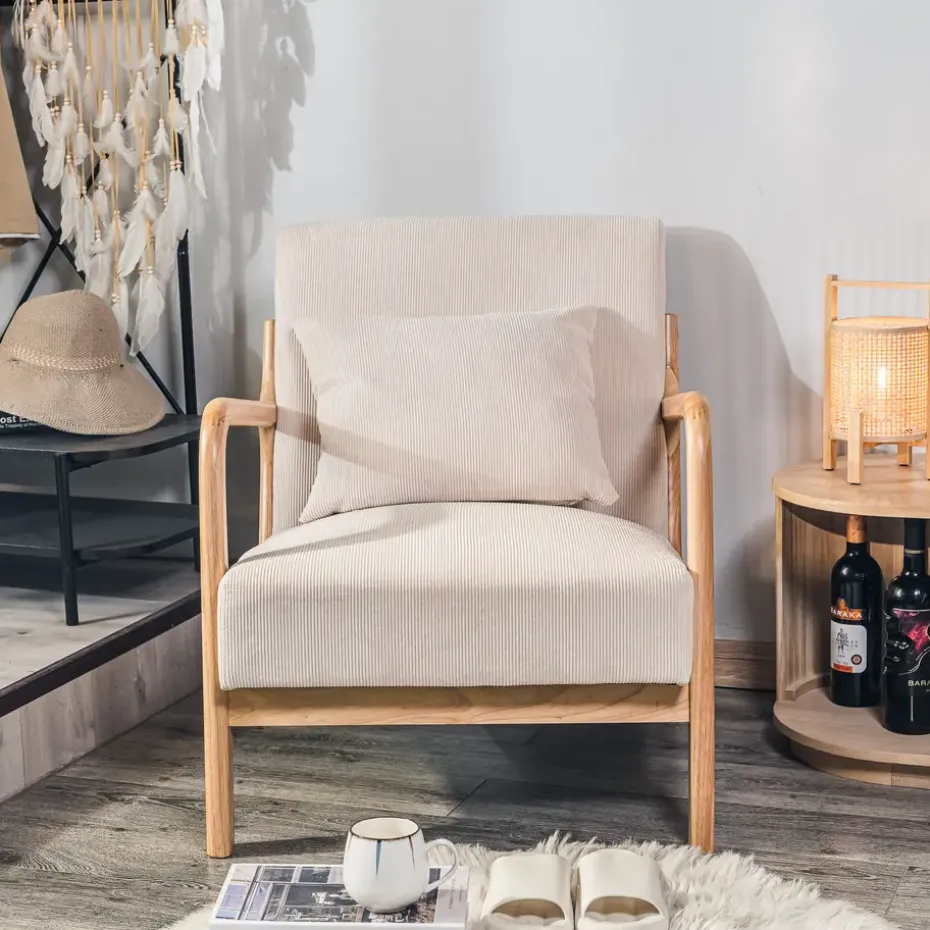 Fauteuil van massief hout en beige stof