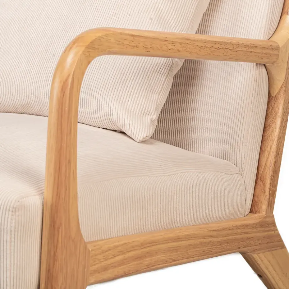 Fauteuil van massief hout en beige stof