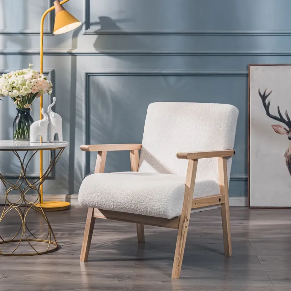 Fauteuil van massief hout en witte lussen