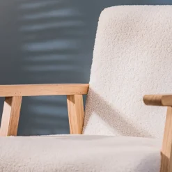 Fauteuil van massief hout en witte lussen