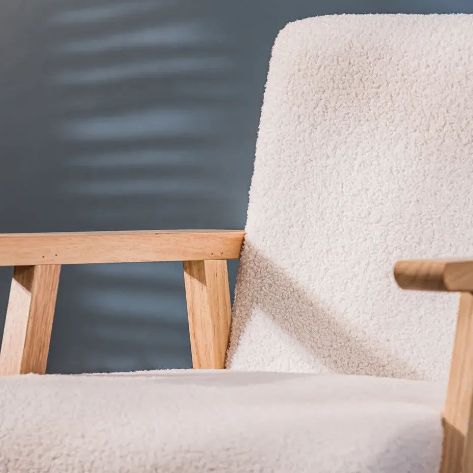Fauteuil van massief hout en witte lussen