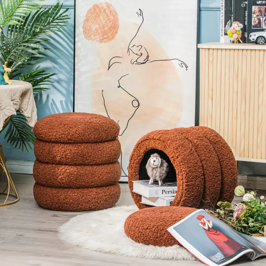 Poef met terracotta krullen en houten basis
