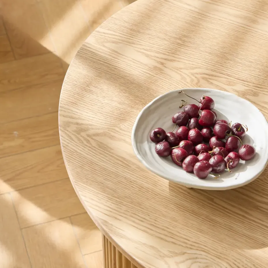 Set van een houten salontafel en 2 witte poefs