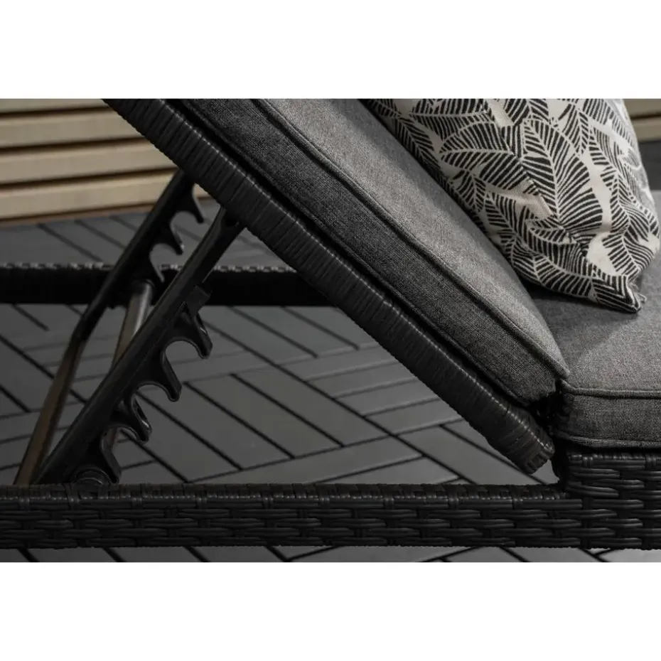 Svea - Yuri ligbed - wicker - zwart
